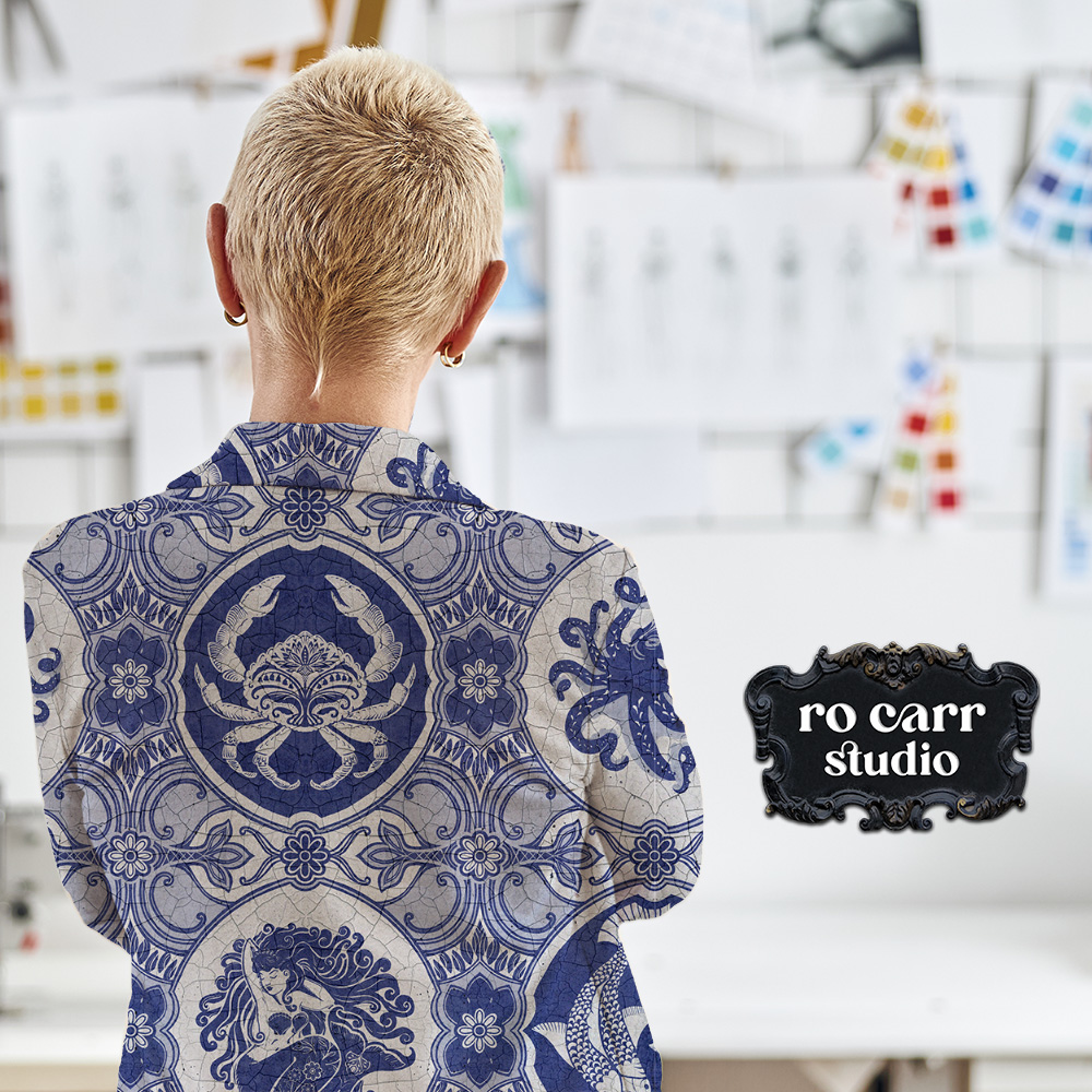 Woman in an art studio seen from the back, wearing a denim jacket printed with the dubbel dutch pattern.