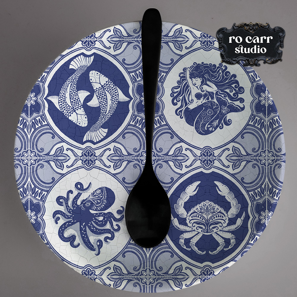 Dinner plate mockup printed with the dubbel dutch pattern, and a black spoon centered on the plate.