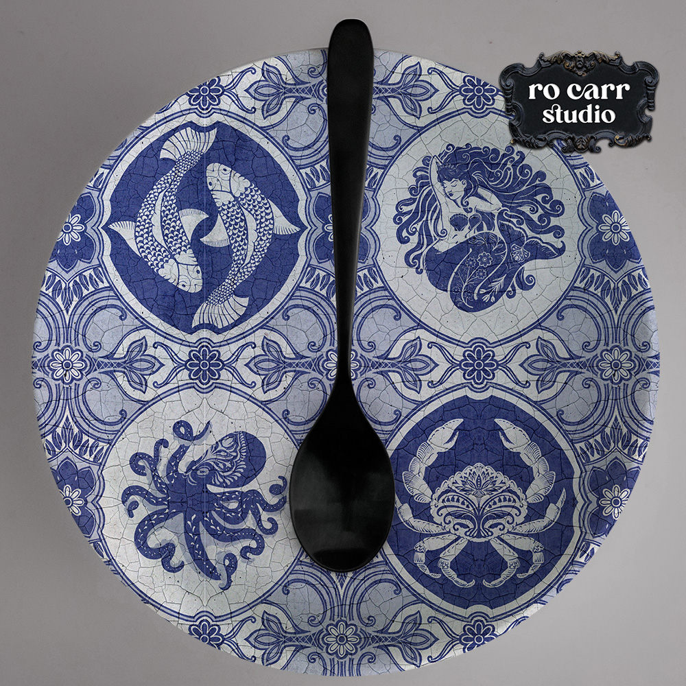 Dinner plate mockup printed with the dubbel dutch pattern, and a black spoon centered on the plate.